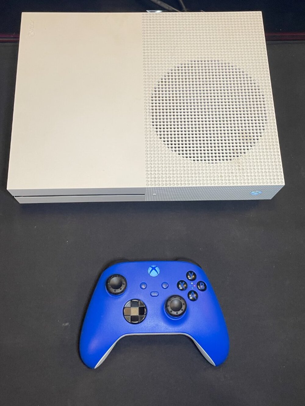 Xbox One S With Blue Controller - Picture 2 of 3